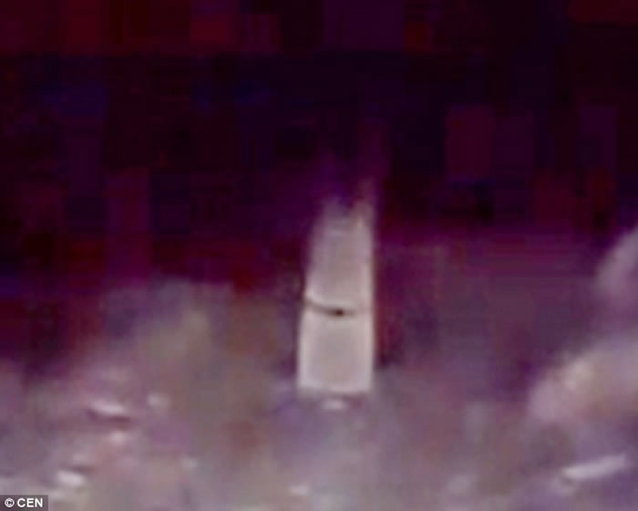 俄罗斯27年“鬼新娘”阴魂不散?女子深夜开车行车记录仪拍到神秘白衣女子