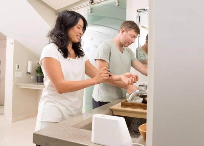 装置可让一般人安在家中,自行验血。