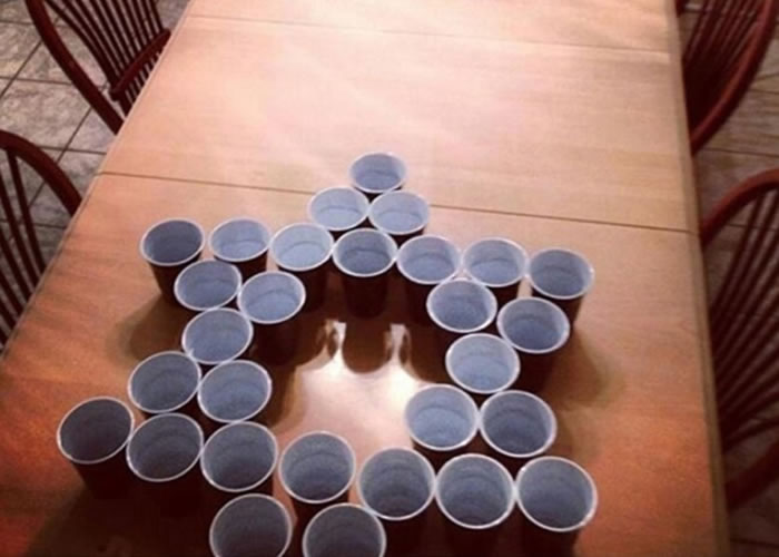 “犹太组”将胶杯排成大卫星形状。