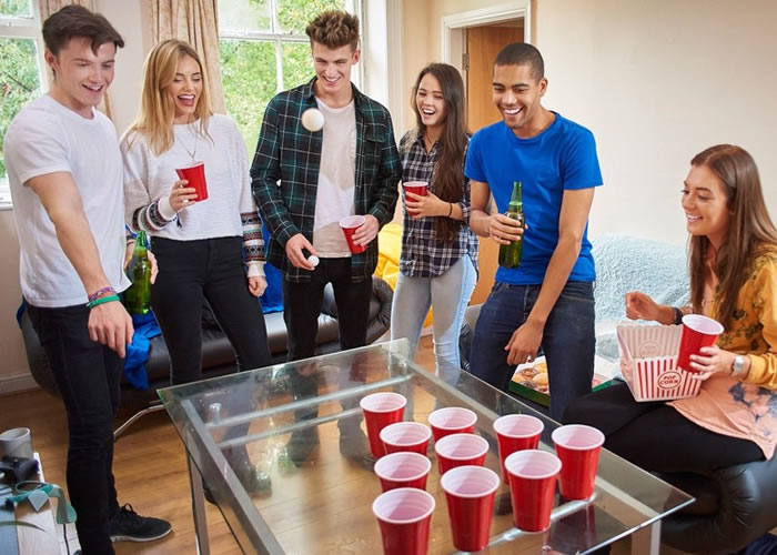 一般投杯球游戏将胶杯排成三角形。