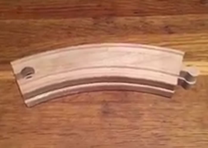 当叠起来,两块弧形玩具火车轨的长度和大小原来完全一样。