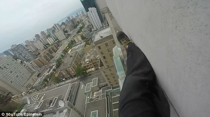 加拿大温哥华男子学“蜘蛛人”徒手爬17楼 影片拍下体力不支坠楼瞬间