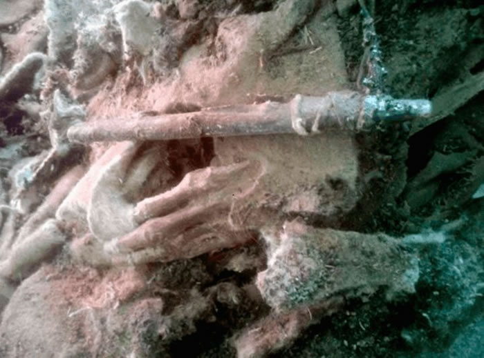 阿尔泰山脉发现的1500年前突厥干尸脚上穿着现代Adidas球鞋?