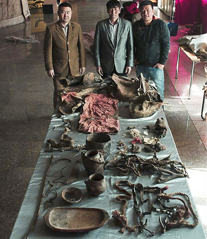 阿尔泰山脉发现的1500年前突厥干尸脚上穿着现代Adidas球鞋?