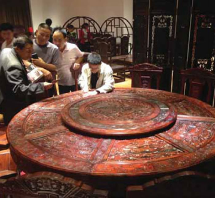 红木家具在中国深受欢迎,有价有市。