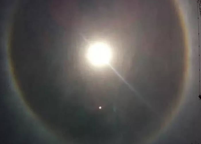 除了“红点”,期间还有“白点”出现在太阳附近。