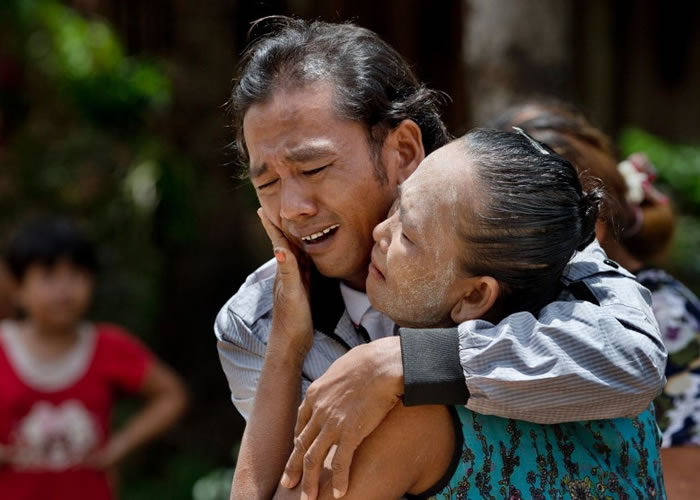 һ������ū��ָ������ĸ���ؾۣ�������ˡ�