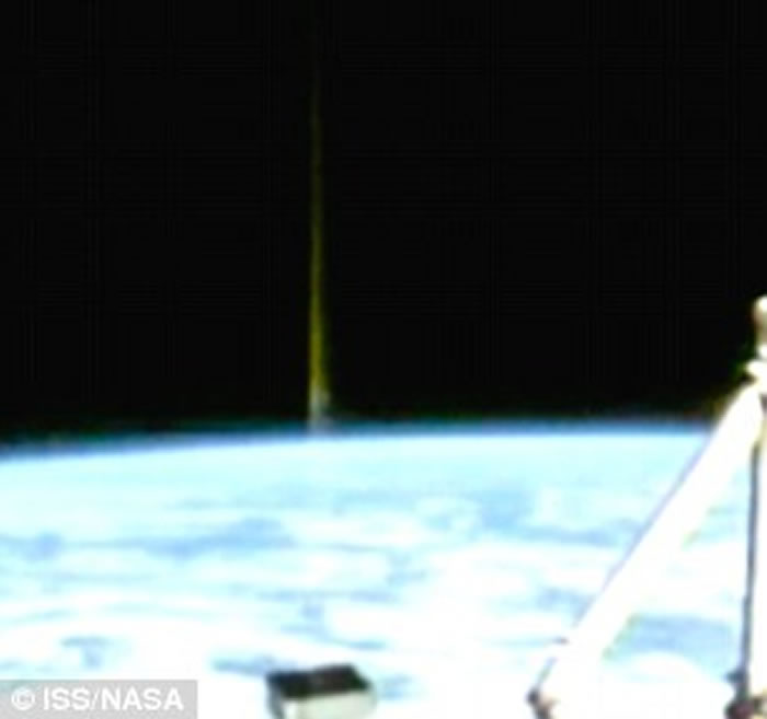 外星人爱好者指从国际太空站直播中发现绿色光束从地球表面射出 外星人经虫洞到访?