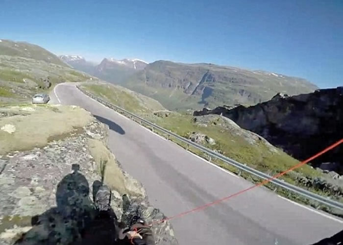 列别德科先撞上岩石。