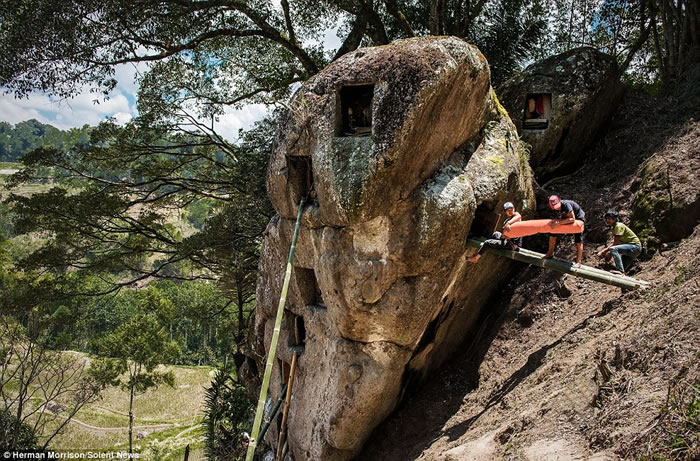 印尼苏拉威西岛托拉雅族人的赶尸习俗:每年8月开棺挖坟将亲人遗体挖出