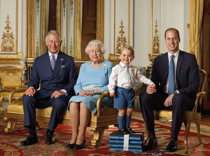 原照为英女王(左二)与王储查理斯(左一)、威廉王子(右一)及乔治小王子(右二)四代同堂合照。