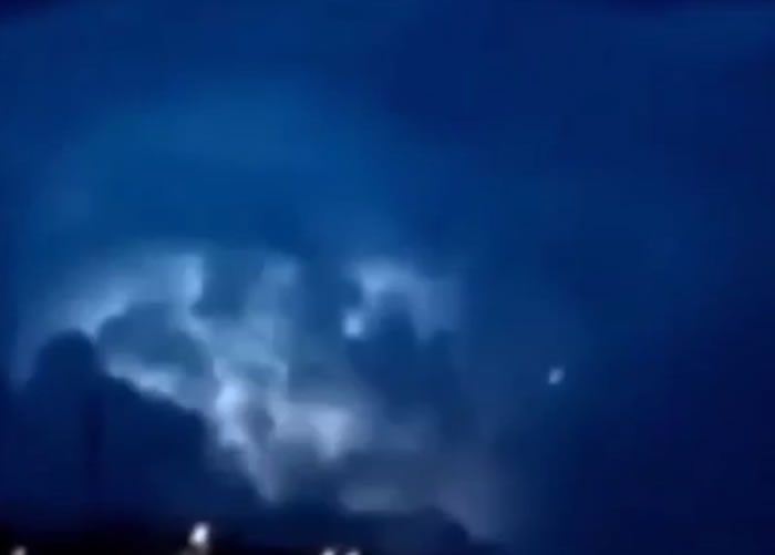 有网民留言指,证明UFO与闪电之间关系密切。