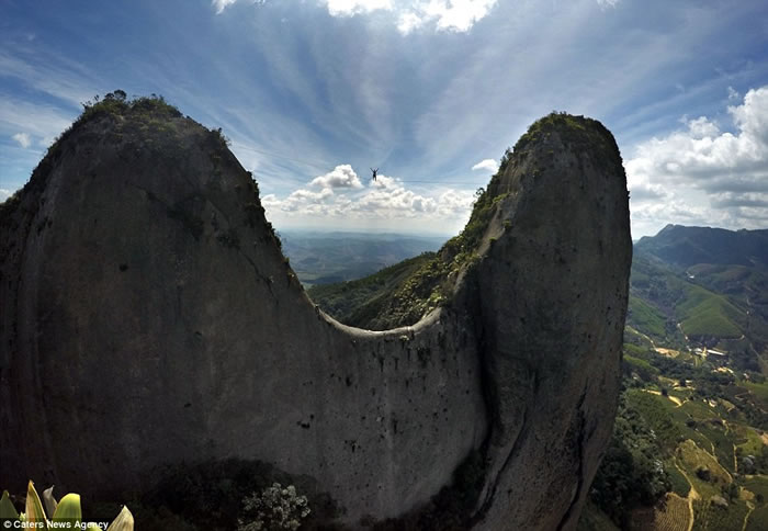 巴西杂技人在逾千呎高空走钢线横渡拉兰雅达特拉山岭