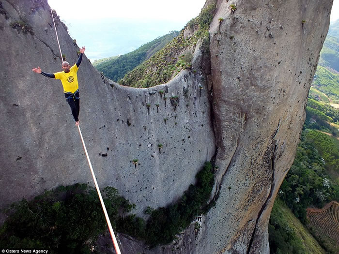 巴西杂技人在逾千呎高空走钢线横渡拉兰雅达特拉山岭