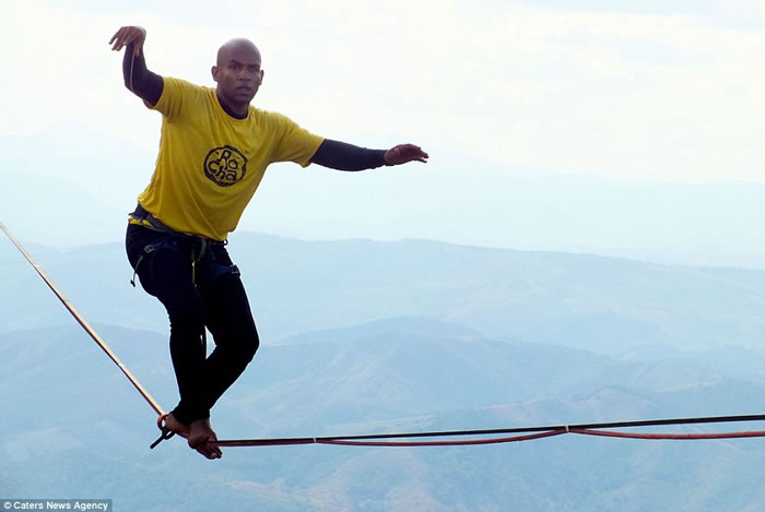 巴西杂技人在逾千呎高空走钢线横渡拉兰雅达特拉山岭