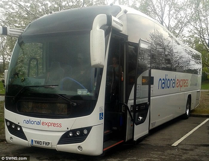 英国男子与巴士合照 挡风玻璃惊现外星人脸?