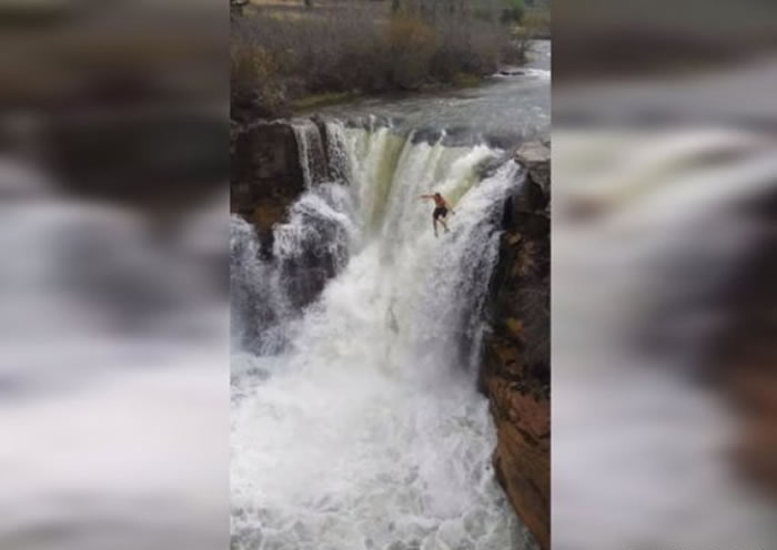 加拿大男子Chris Mezei没有穿戴任何安全装备纵身跳下12米高伦德布克瀑布