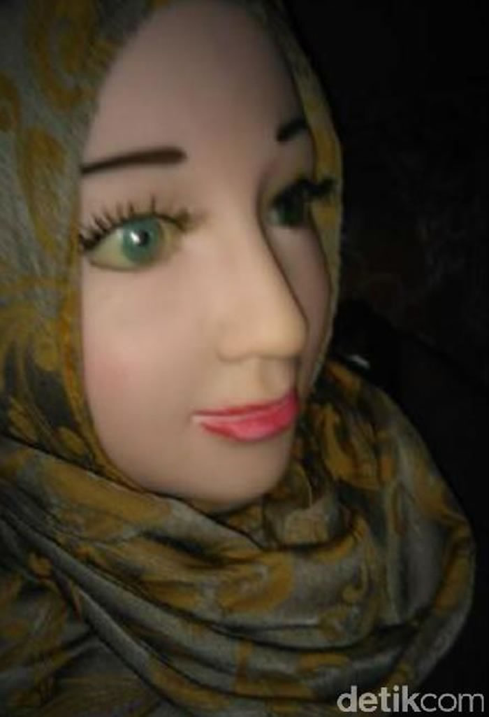 日食过后印尼渔夫在海上拾获“天使”全家供奉 结果最后发现是充气娃娃