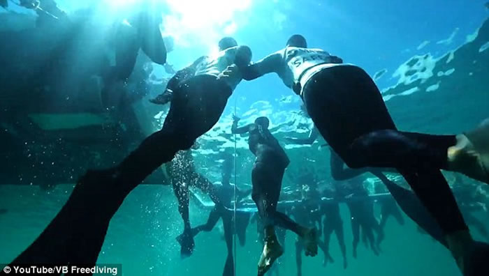 һ����Ǳ122�� ����������William Trubridgeˢ������Ǳˮ�����¼