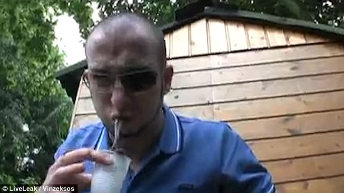 恶心:法国光头男子活吞1000条蚯蚓 狂灌啤酒冲下肚