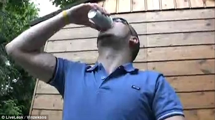 恶心:法国光头男子活吞1000条蚯蚓 狂灌啤酒冲下肚