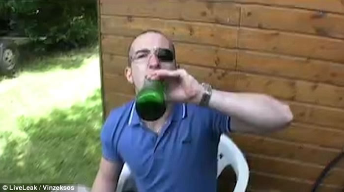 恶心:法国光头男子活吞1000条蚯蚓 狂灌啤酒冲下肚