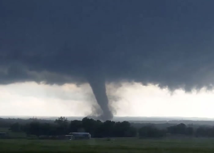 龙卷风吹袭俄克拉何马州,造成严重破坏。