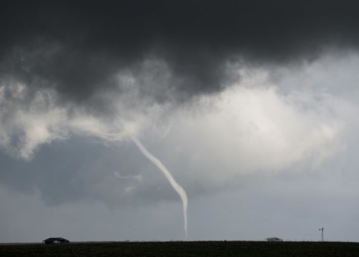 平原上出现一股龙卷风。