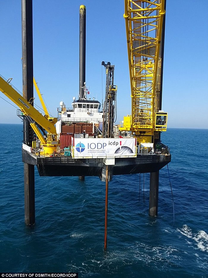 科学家在尤卡坦半岛挖掘0.65亿年前小行星碰撞地球导致物种大灭绝的“原爆点岩石层”