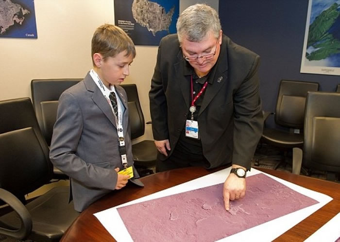 年纪小小便能发表一份具深度的研究,加杜里(左)赢得学界的掌声。