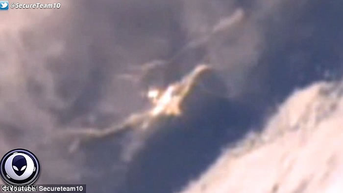 外星人造访地球证据?国际太空站录到亮光冲破大气层