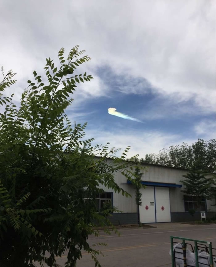 七彩祥云出现时,四周云层都“让”了出中间位置,令彩云独自存在于蓝空下,蔚为奇观。