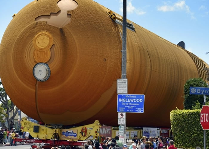 美国NASA最后一个航天飞机外置燃料缸运抵加州科学中心