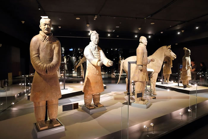 台北故宫博物院展出“秦‧俑─秦文化与兵马俑特展”,左起分别为:战袍军吏俑、驭手俑、骑兵俑。(摄影:陈郁文)