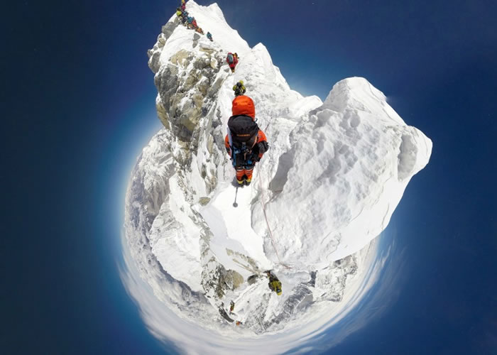 向导用360度拍摄器材,拍摄登峰全程。