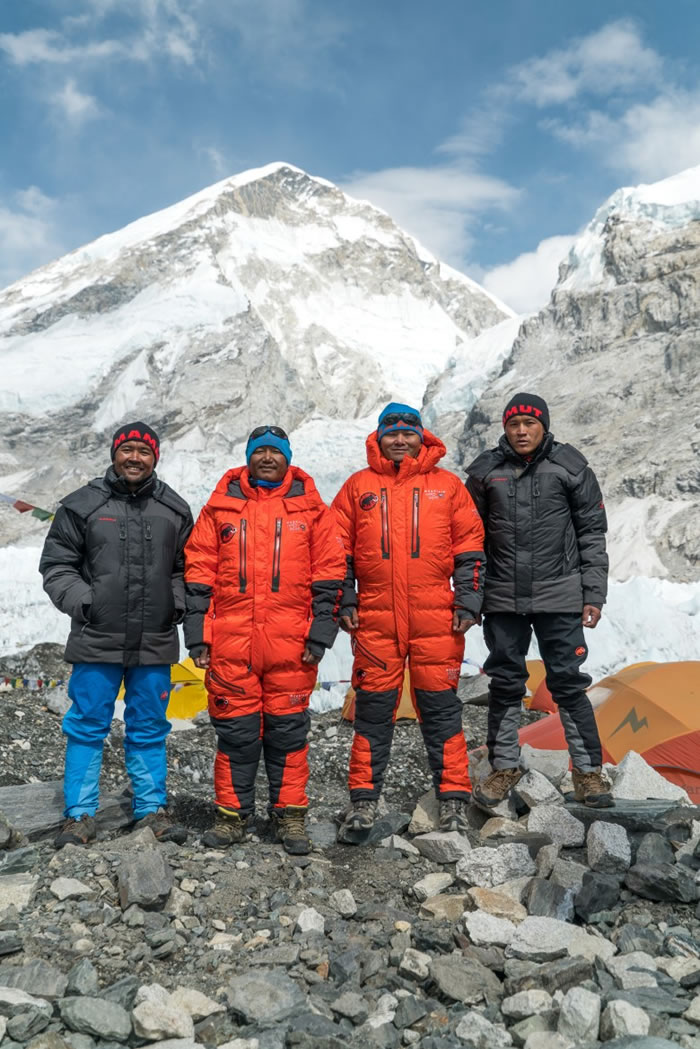 两名向导(中)在同事的协助下完成全程。