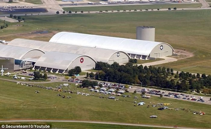 美国俄亥俄州空军基地附近拍到外形奇异的不明飞行物UFO