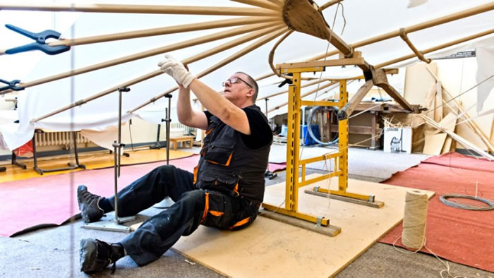 专家用柳木及其他材料重制滑翔机。