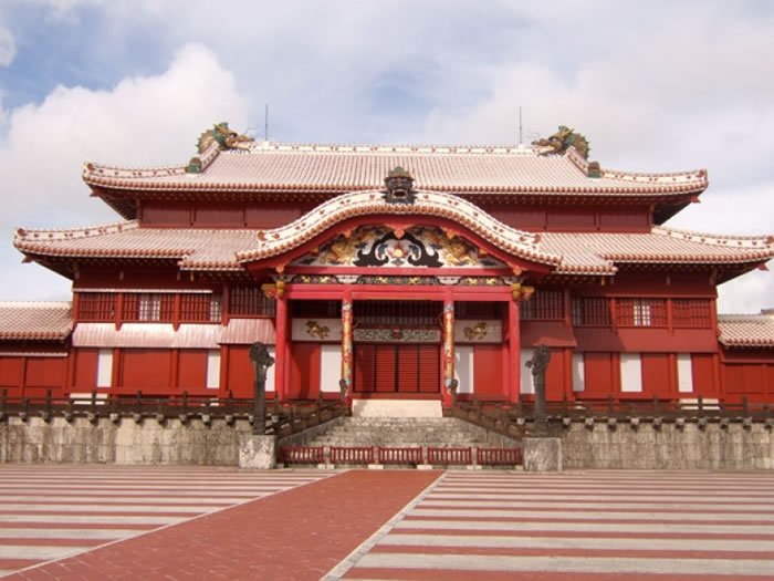 冲绳历史悠久,图为其古都首里城的王宫。