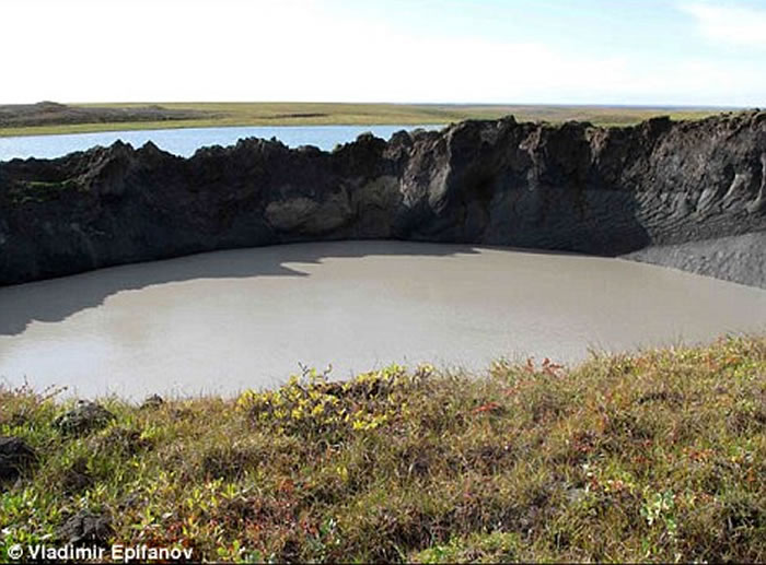 俄罗斯西伯利亚泰梅尔半岛突然出现神秘坑洞 形成时出现巨响空中有发光现象