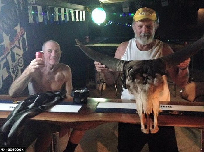 澳洲老翁麦坎伯(Ray McCumber)与75岁拉梅奇(Noel Ramage)一同捕蟹,却被鳄鱼撞翻小艇。