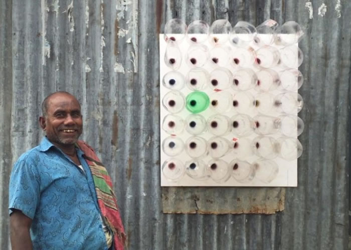 孟加拉不少铁皮屋住户都装有环保降温器。