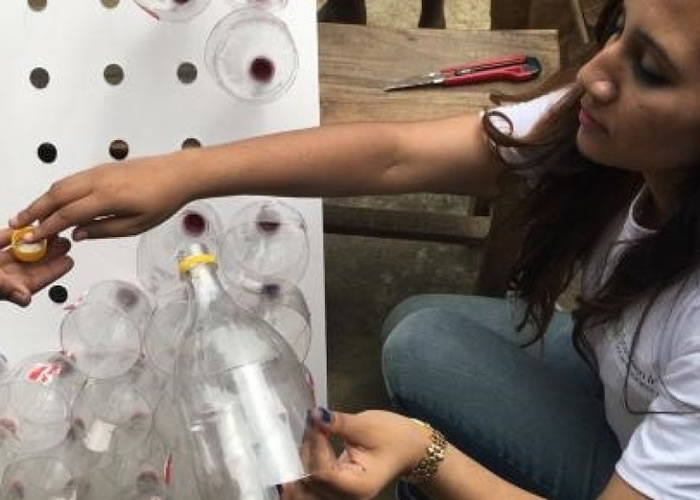 Grameen Intel派员教民众制作降温器。