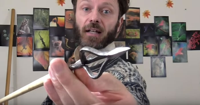 林迪贝热解释箭镞上金属环扣会令整枝箭变重。