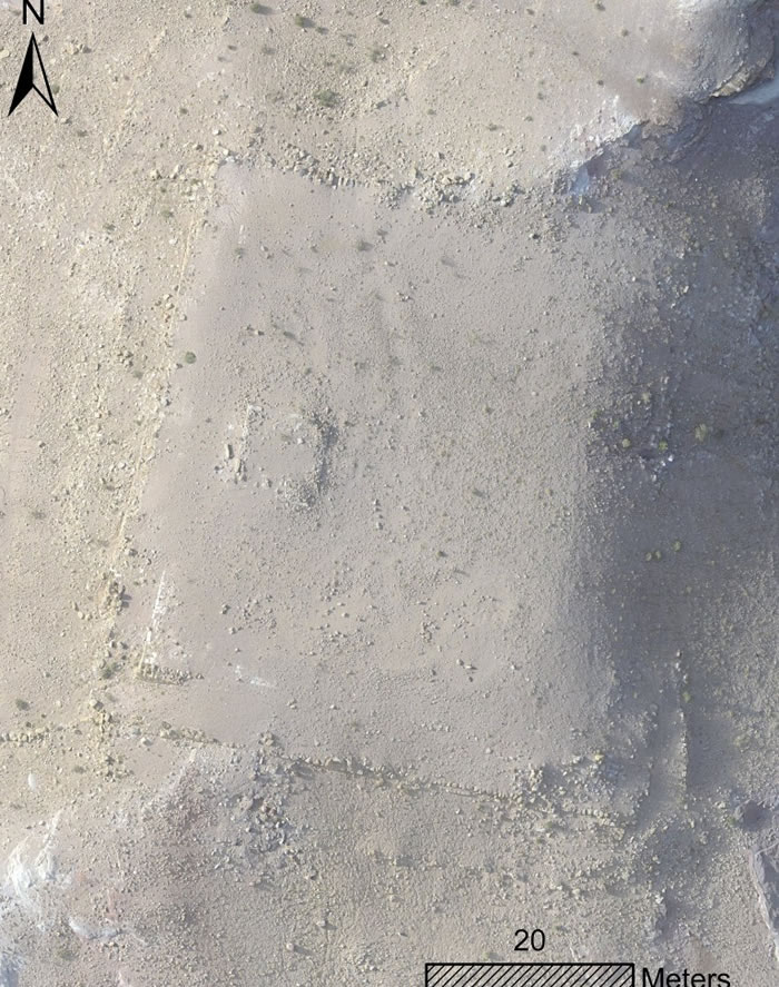 专家用卫星扫瞄遗址。