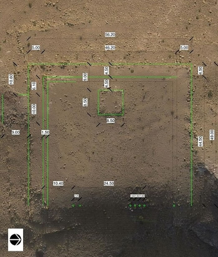 专家指平台正中偏西有一座小建筑物。