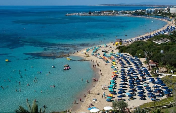 三人原在阿依纳帕一间酒吧消遣。