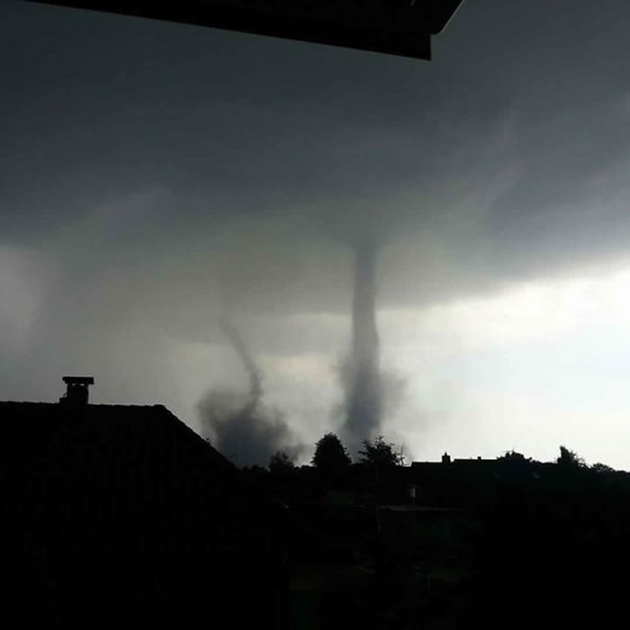 德国农田罕见现双龙卷风