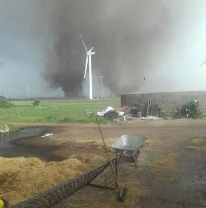 德国农田罕见现双龙卷风