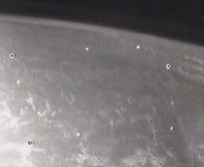 航天飞机拍摄的一段录像中,出现了很多不明亮点,引起关注。但实际上这只是冰晶碎屑在阳光照射下的闪烁现象